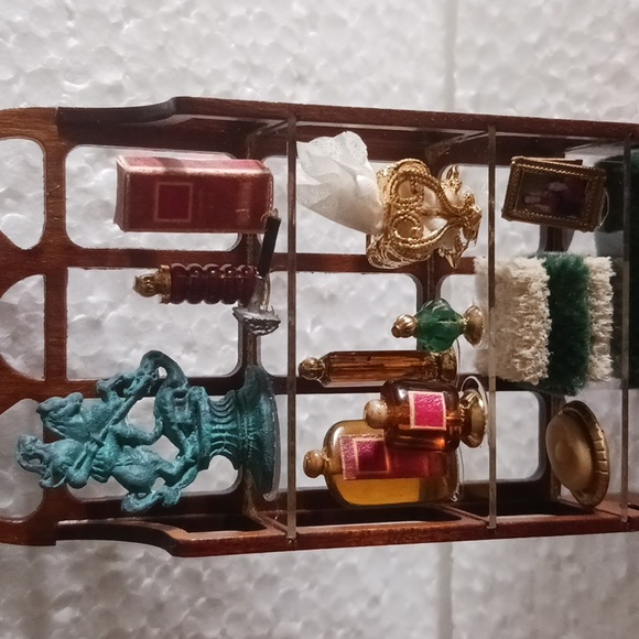 Brooke Tucker dollhouse wall shelf/ accessories - Picture 3 of 4